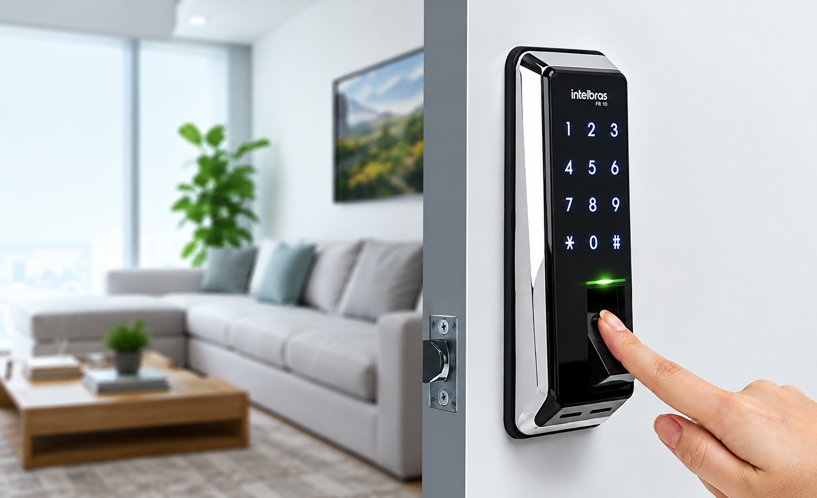 Fechadura digital com teclado numérico e leitor biométrico instalada em uma porta branca, com um dedo acionando o leitor de impressão digital