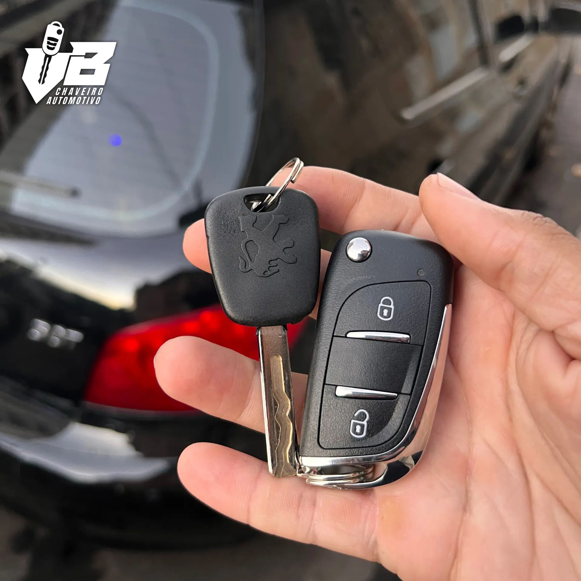 Chave automotiva e controle remoto segurados em frente a um veículo